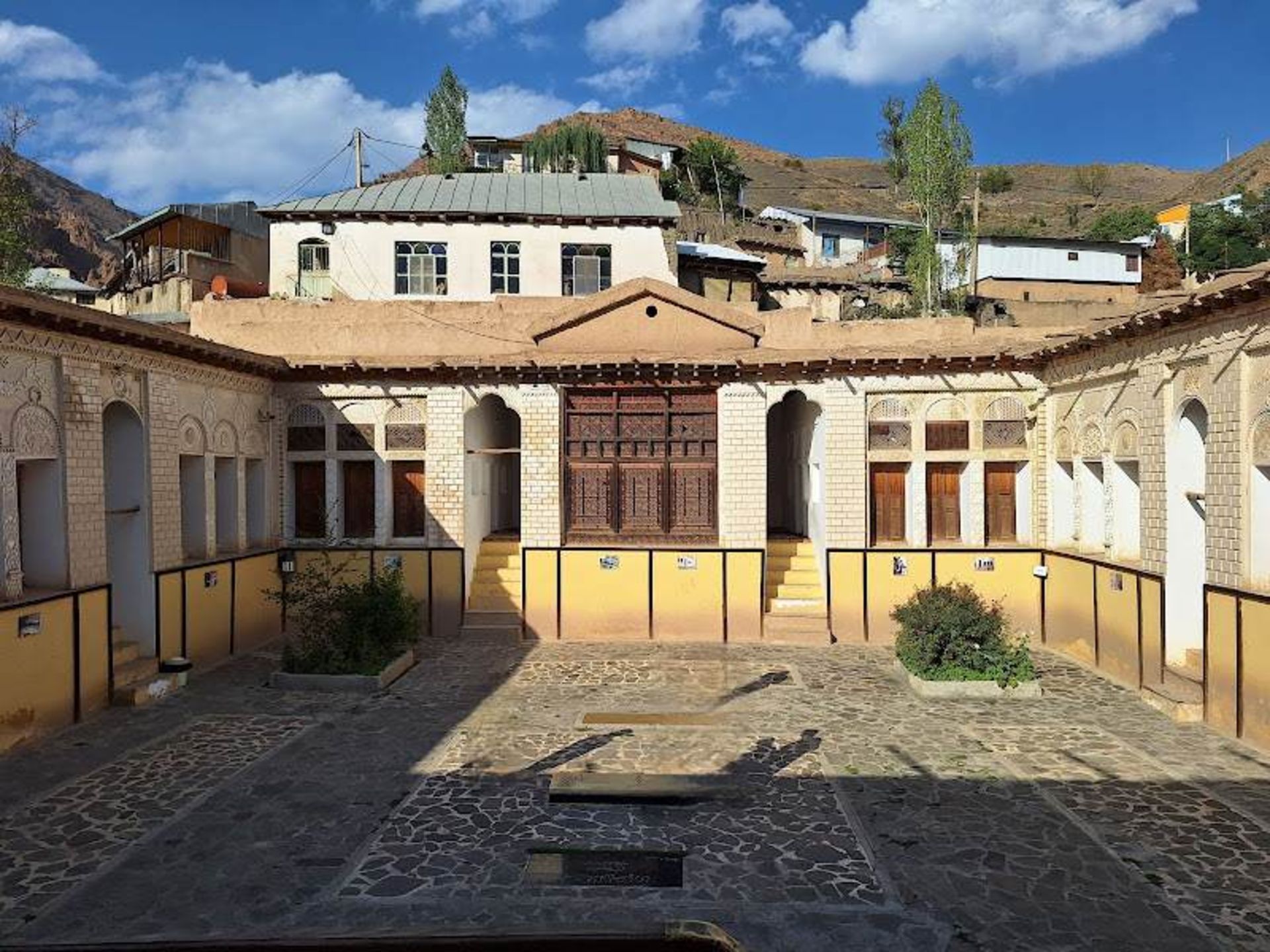 حیاط عمارت نیما یوشیج مازندران