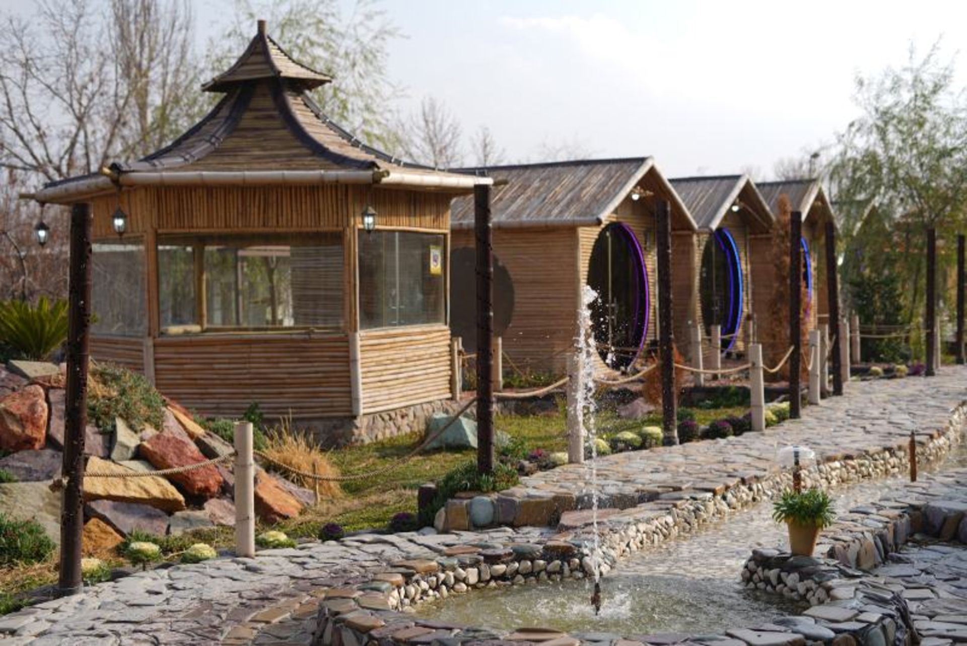 آلاچیق ها در حیاط در رستوران باغ بامبو اصفهان