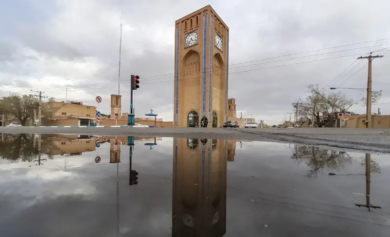 میدان ساعت یزد و بناهای اطراف آن