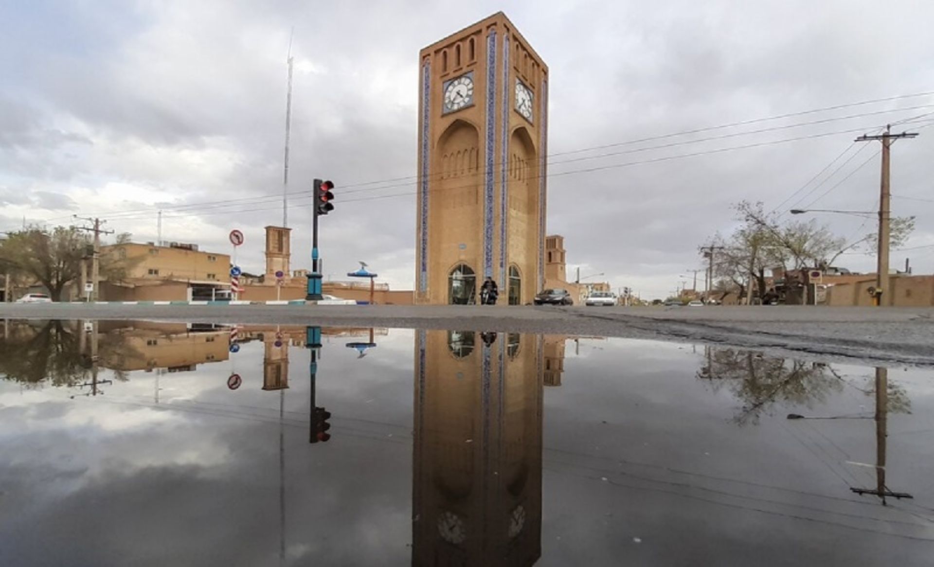 میدان ساعت یزد و بناهای اطراف آن