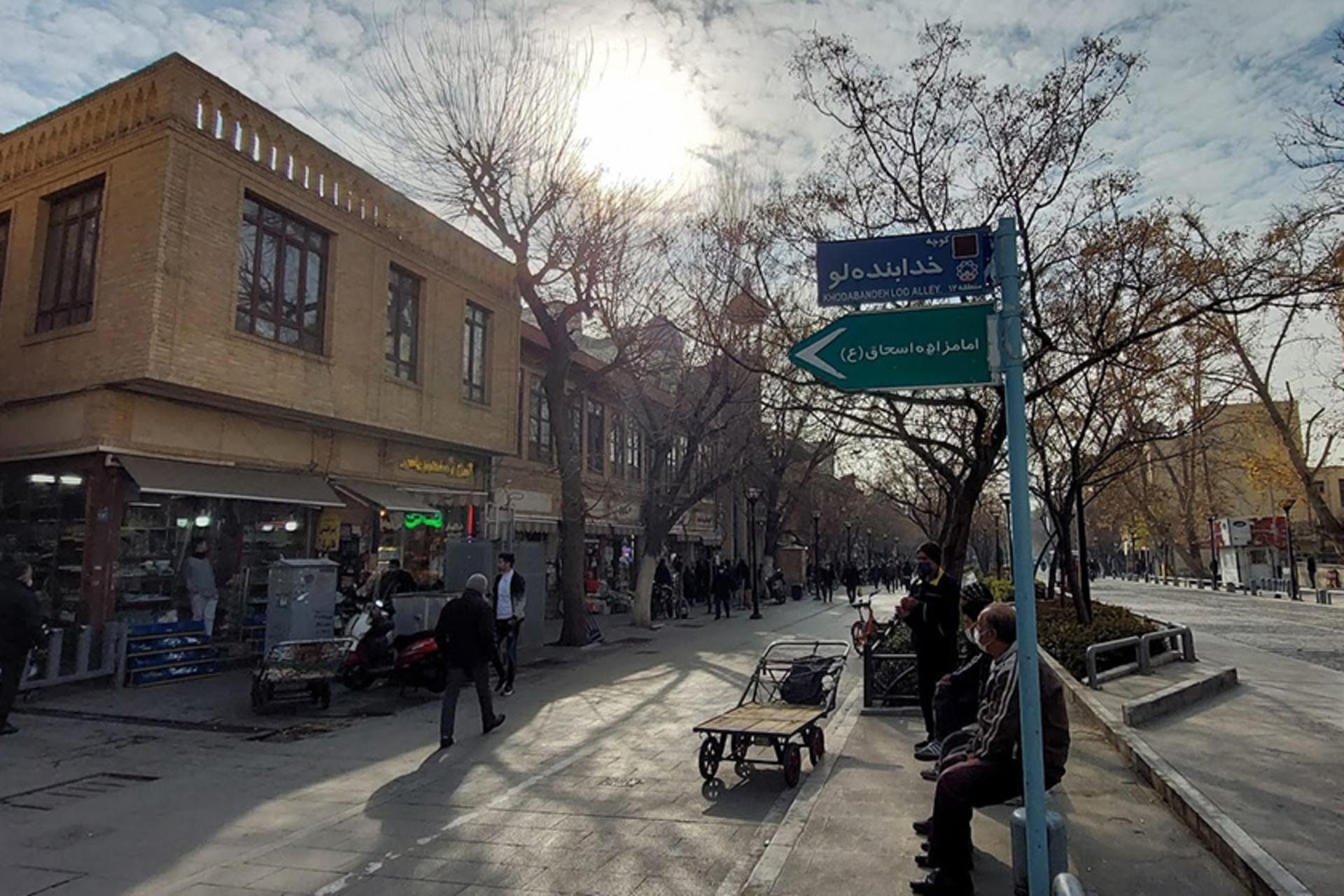 پیاده رو و مغازه های خیابان ناصر خسرو تهران