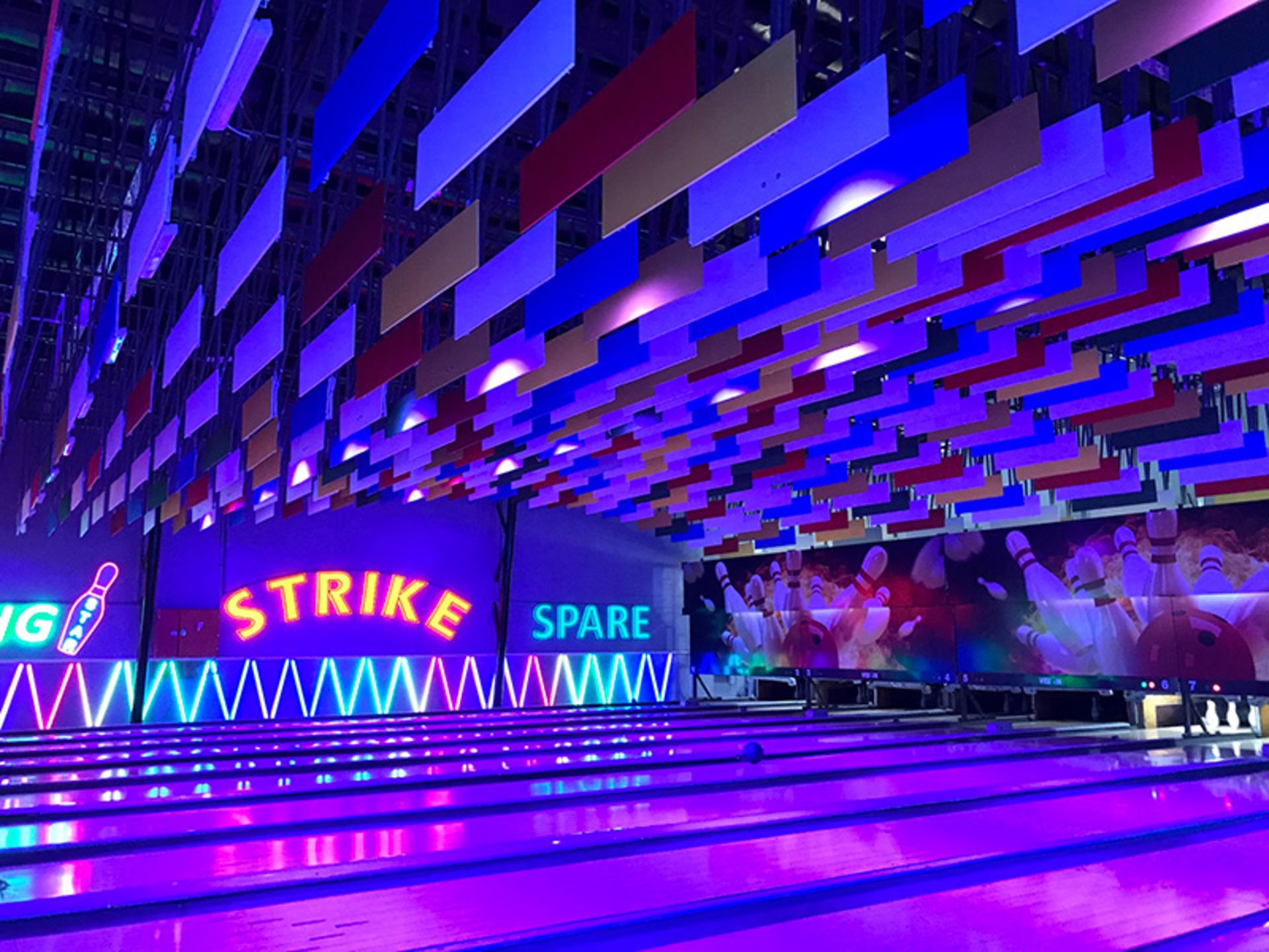 لاین های سالن بولینگ برج میلاد (استارلند)