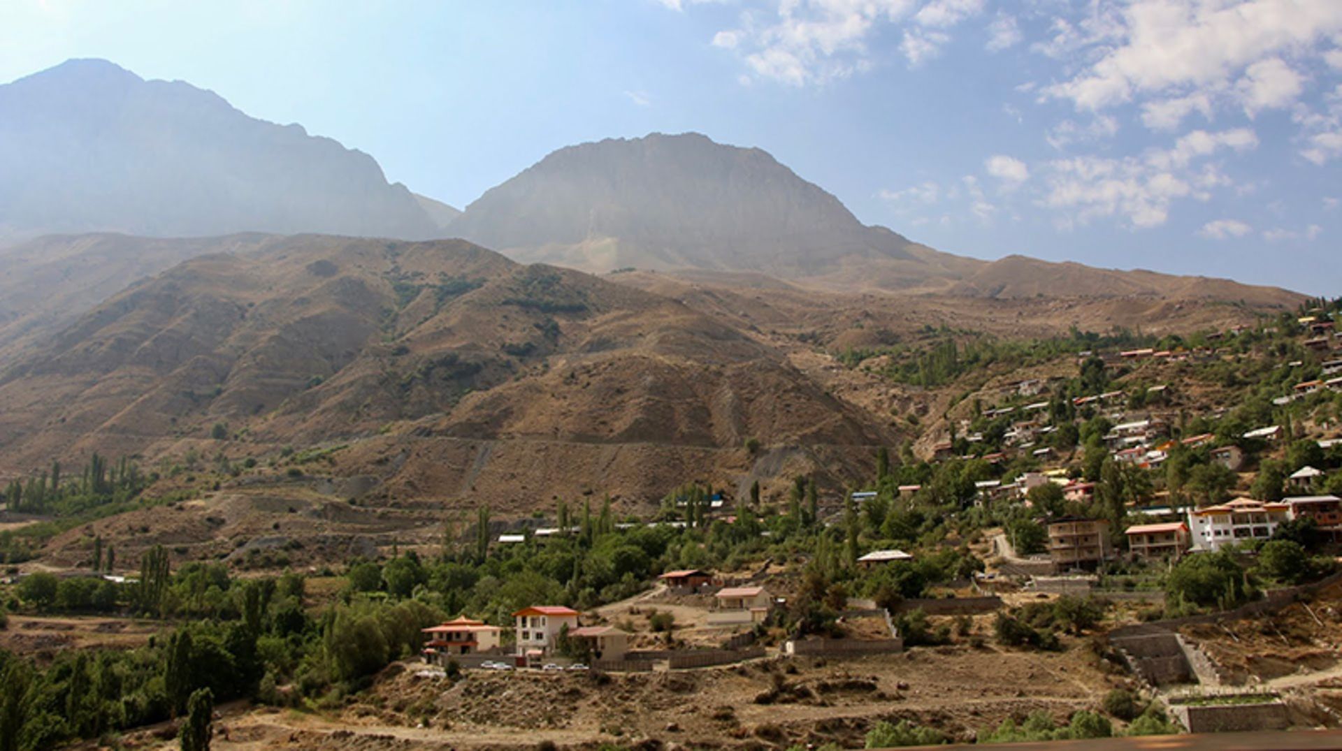 روستای پلور در دامنه های رشته کوه البرز