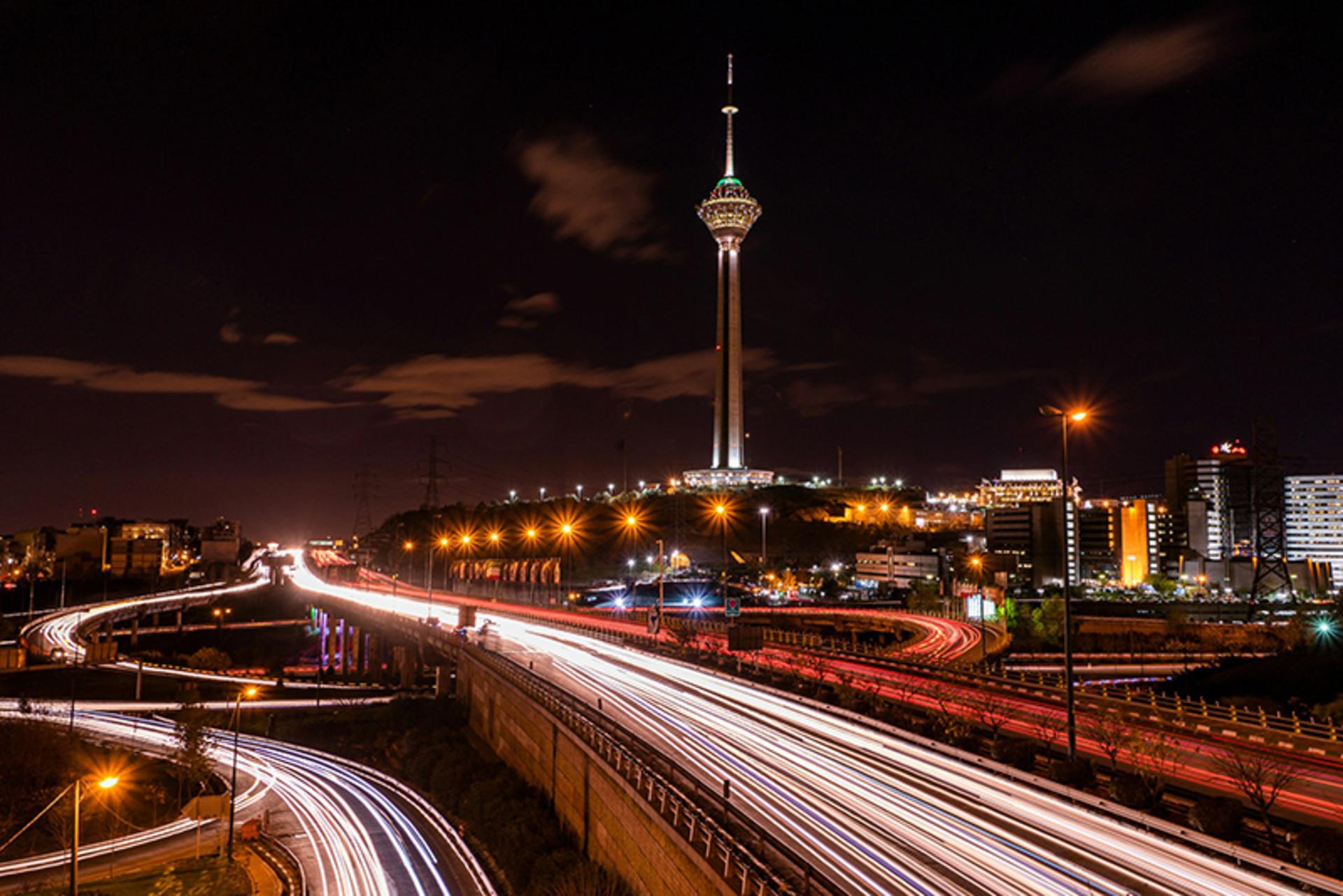 برج میلاد در شب