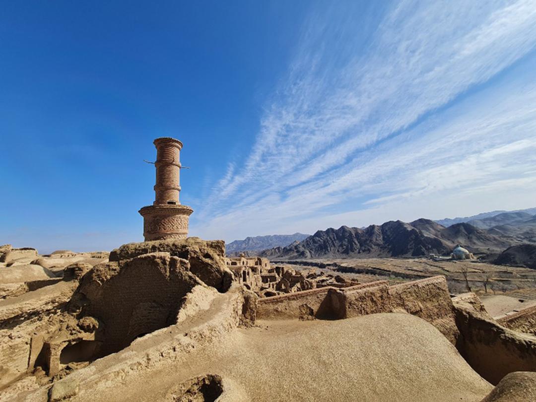 منارجنبان خرانق در بقایای شهر تاریخی خرانق