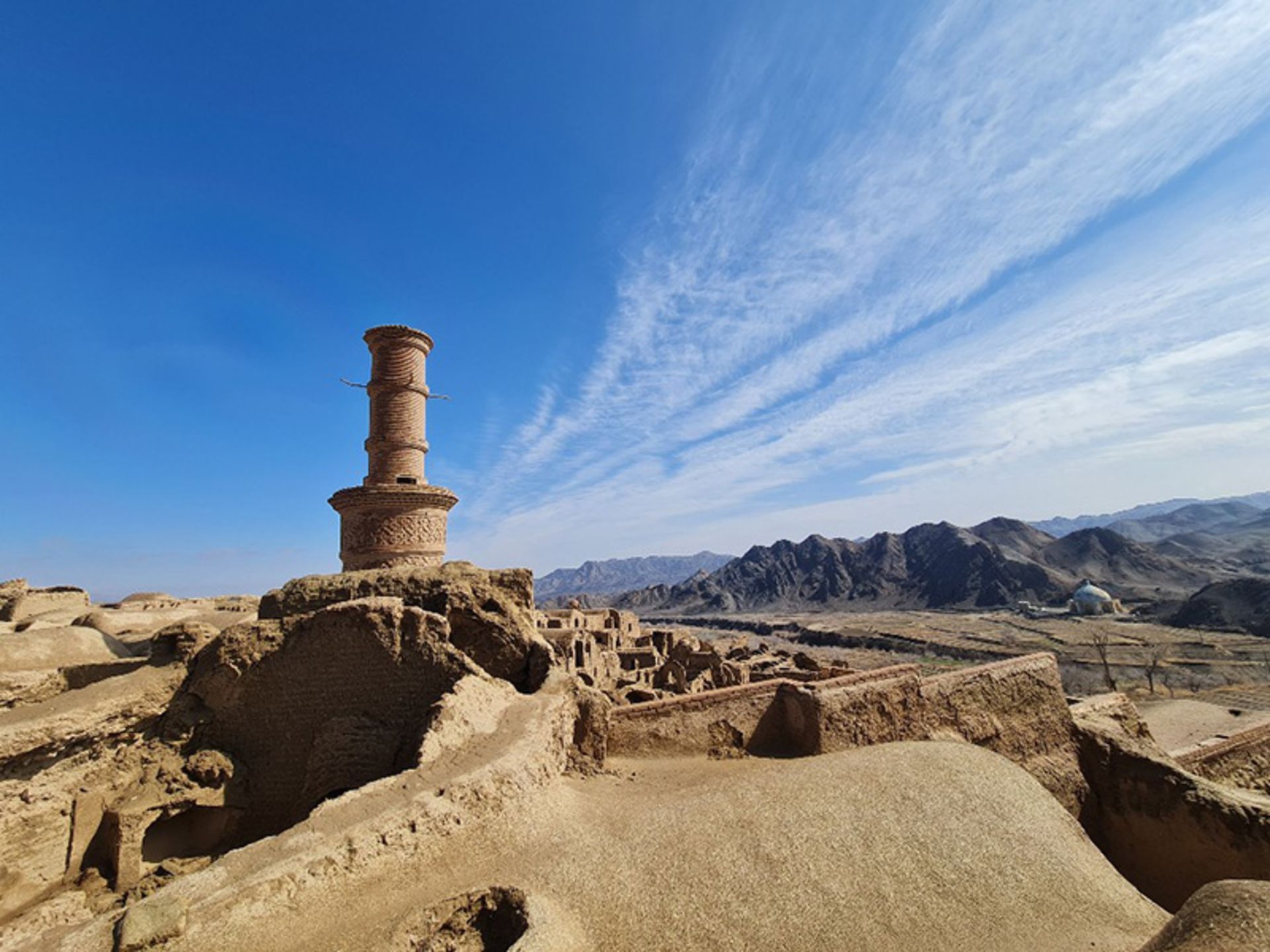 منارجنبان خرانق در بقایای شهر تاریخی خرانق