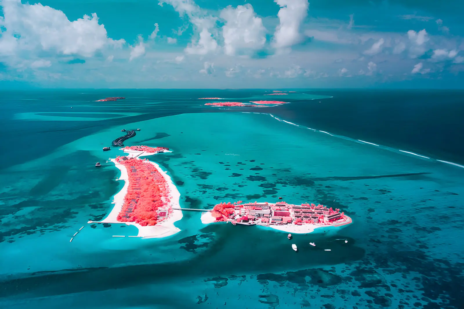 جزایر مالدیو (Maldives) با پوشش گیاهی قرمز رنگ در نمای فروسرخ