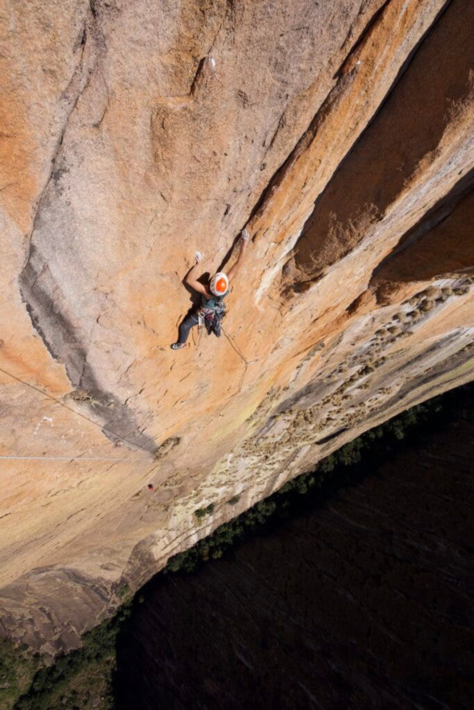 کوهنوردی بر سطح شیب‌دار کوه