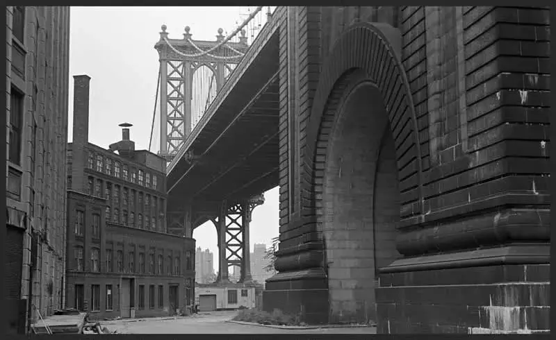 پل مانهتن (Manhattan Bridge) و سازه‌های سنگی در خیابان‌های نیویورک