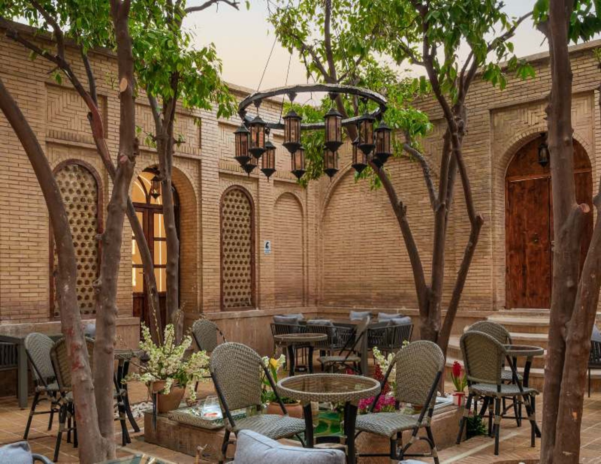 میز و صندلی در حیاط کافه رستوران آرکانو شیراز