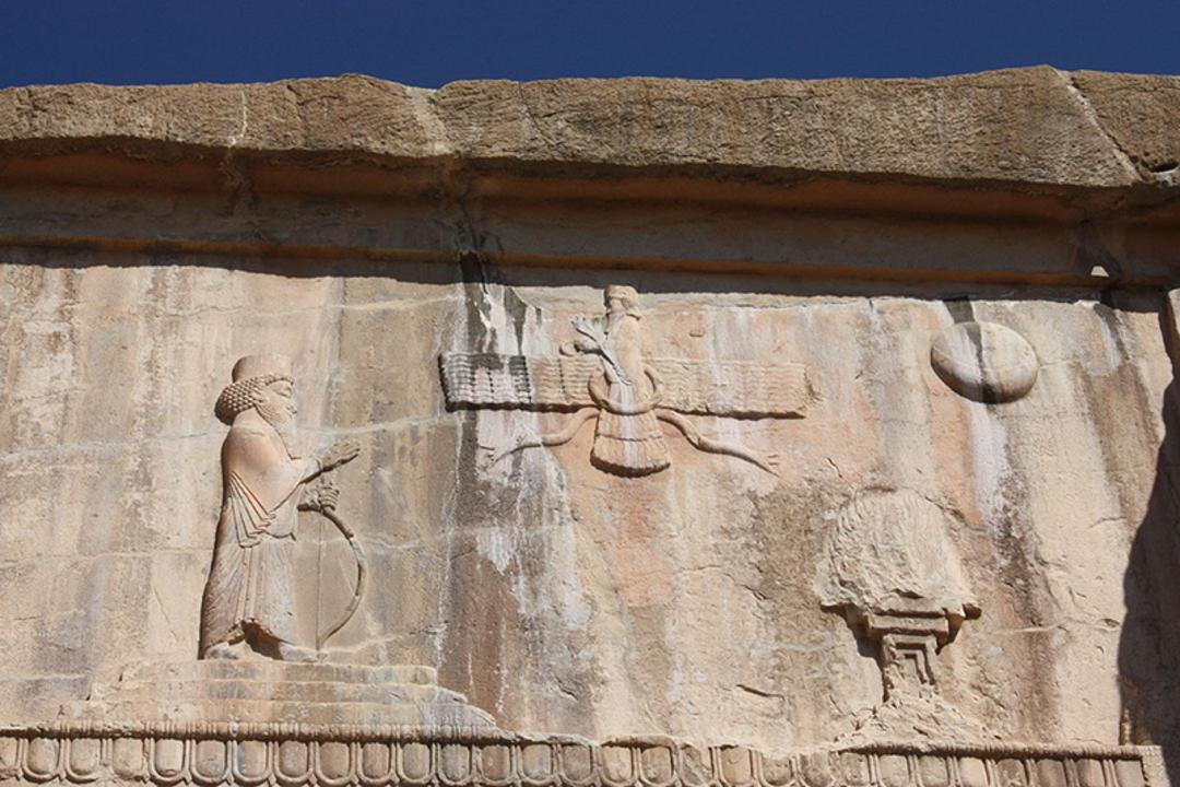 نماد فروهر در یکی از کتیبه های تخت جمشید
