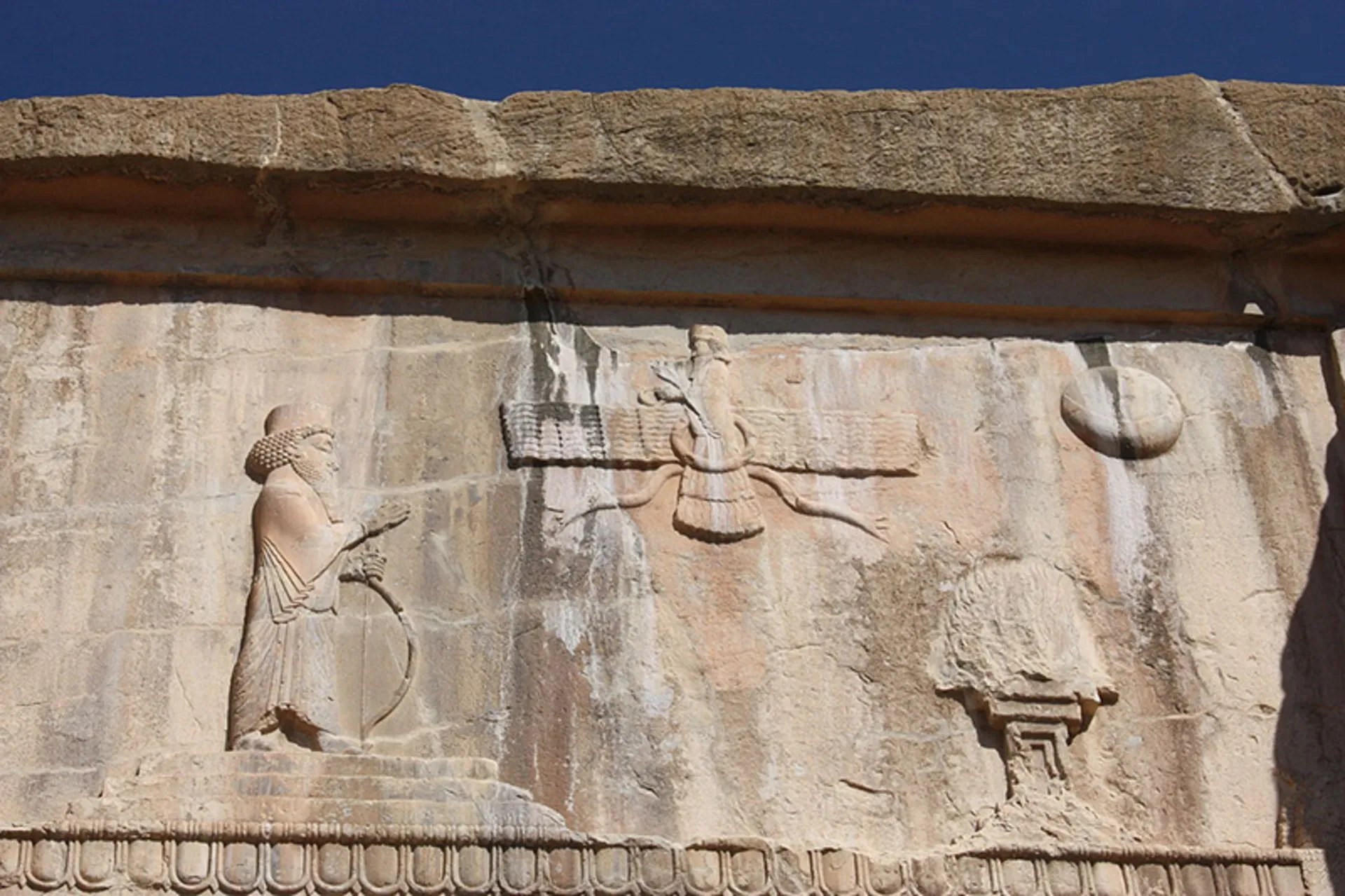 نماد فروهر در یکی از کتیبه های تخت جمشید