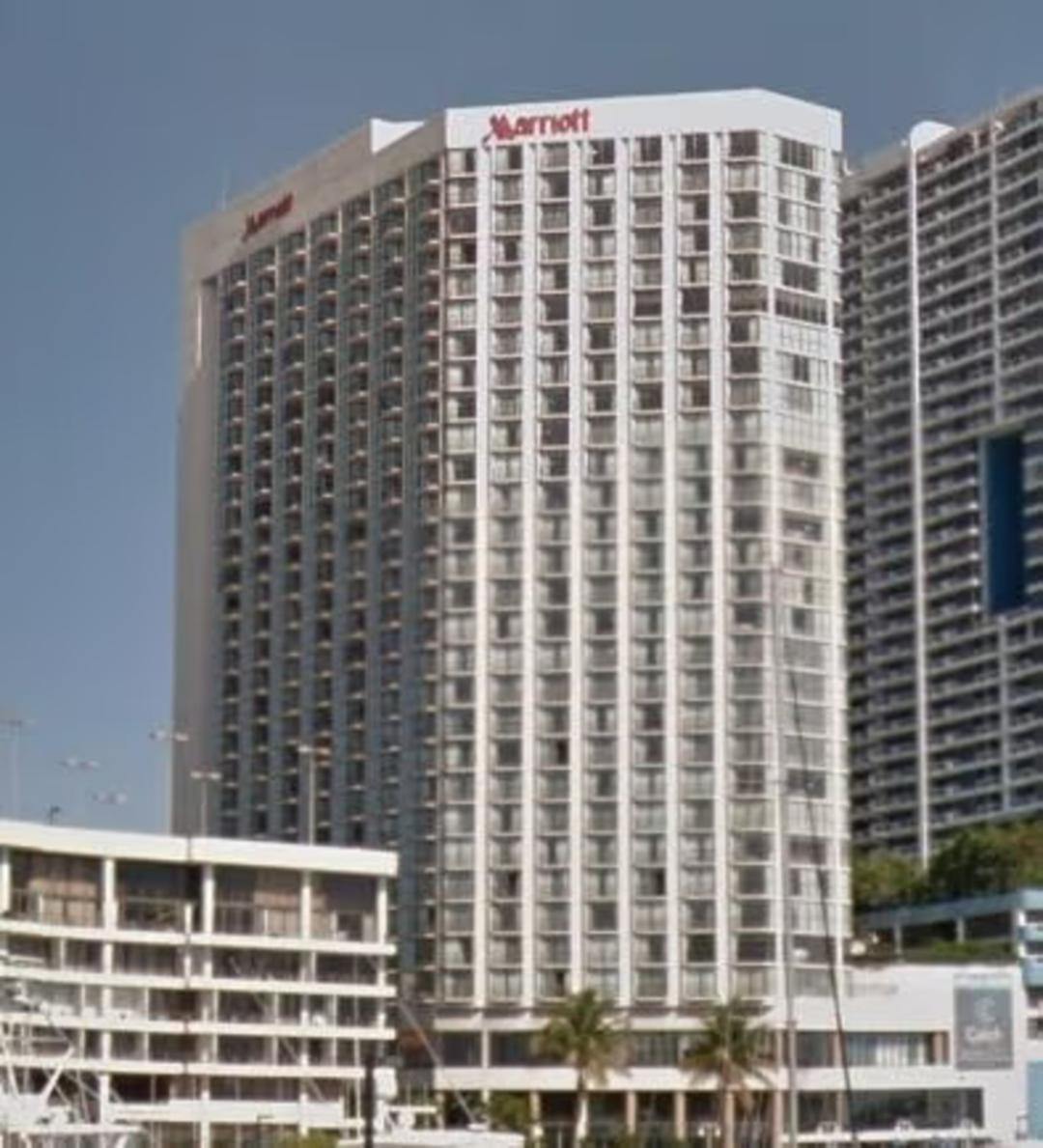 هتل ماریات (Marriott) با نمای بلند و پنجره‌های متعدد در محیط شهری