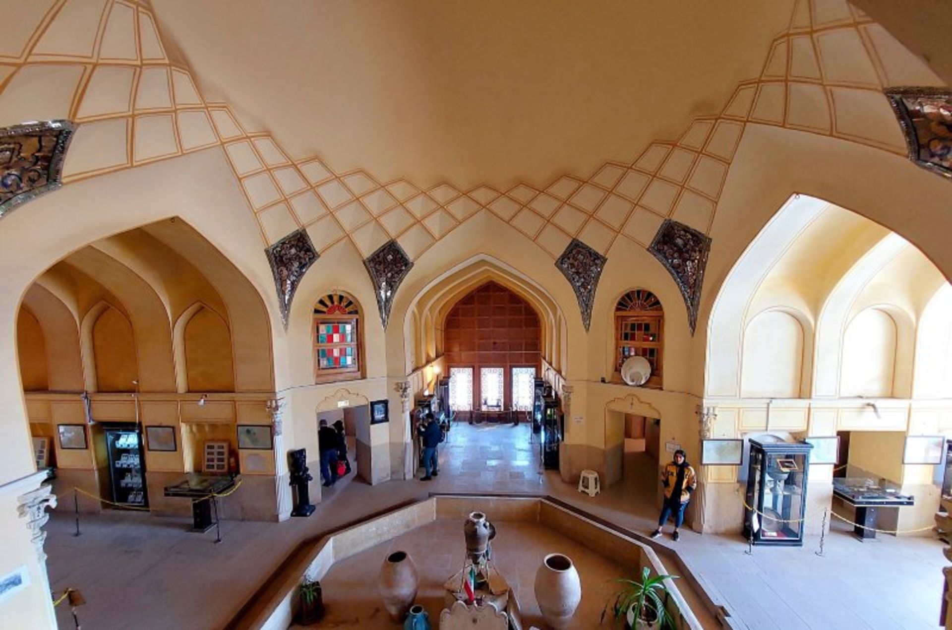 فضای داخلی عمارت باغ دلگشا شیراز