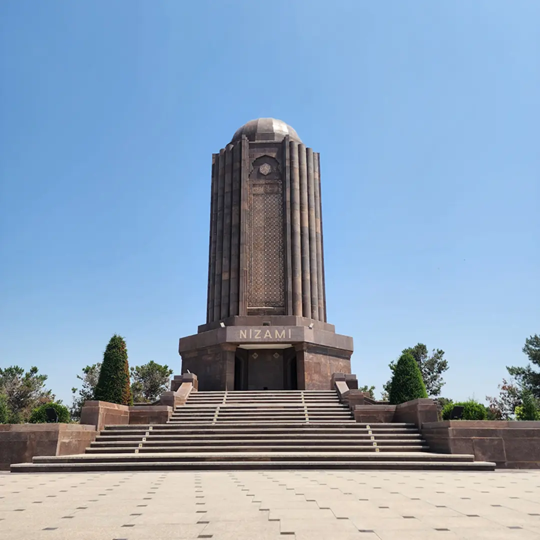 بنای آرامگاه نظامی گنجوی در شهر گنجه