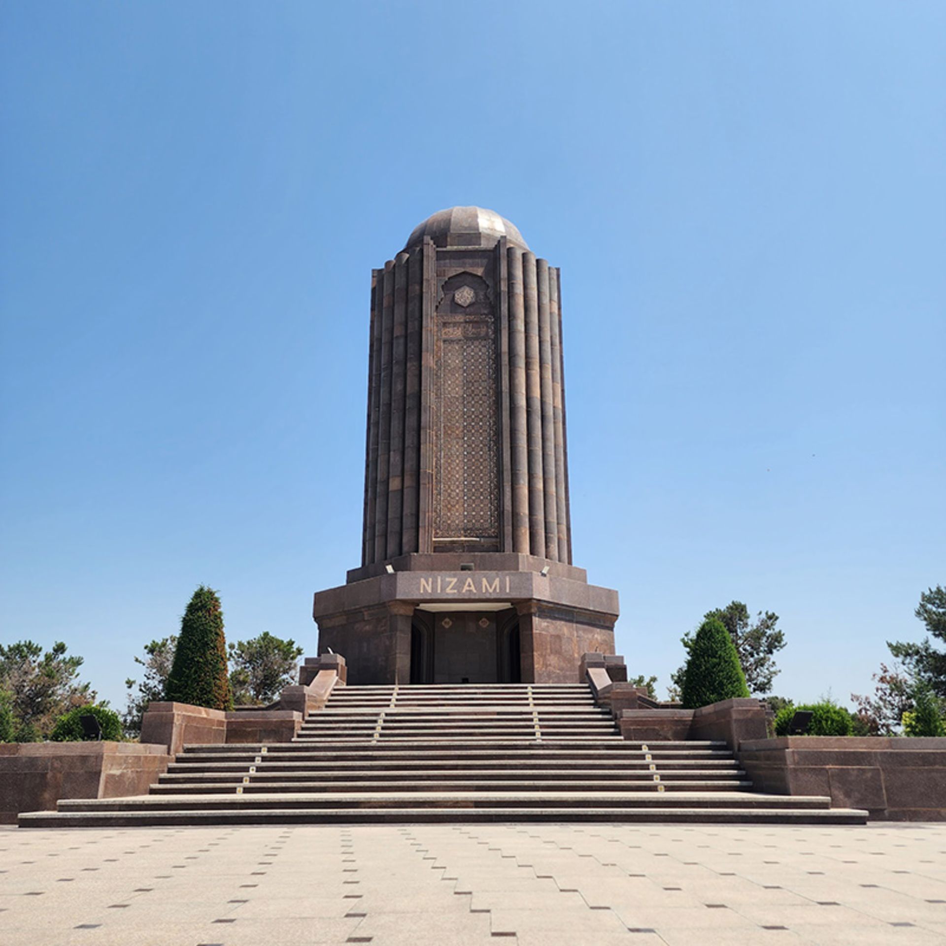 بنای آرامگاه نظامی گنجوی در شهر گنجه