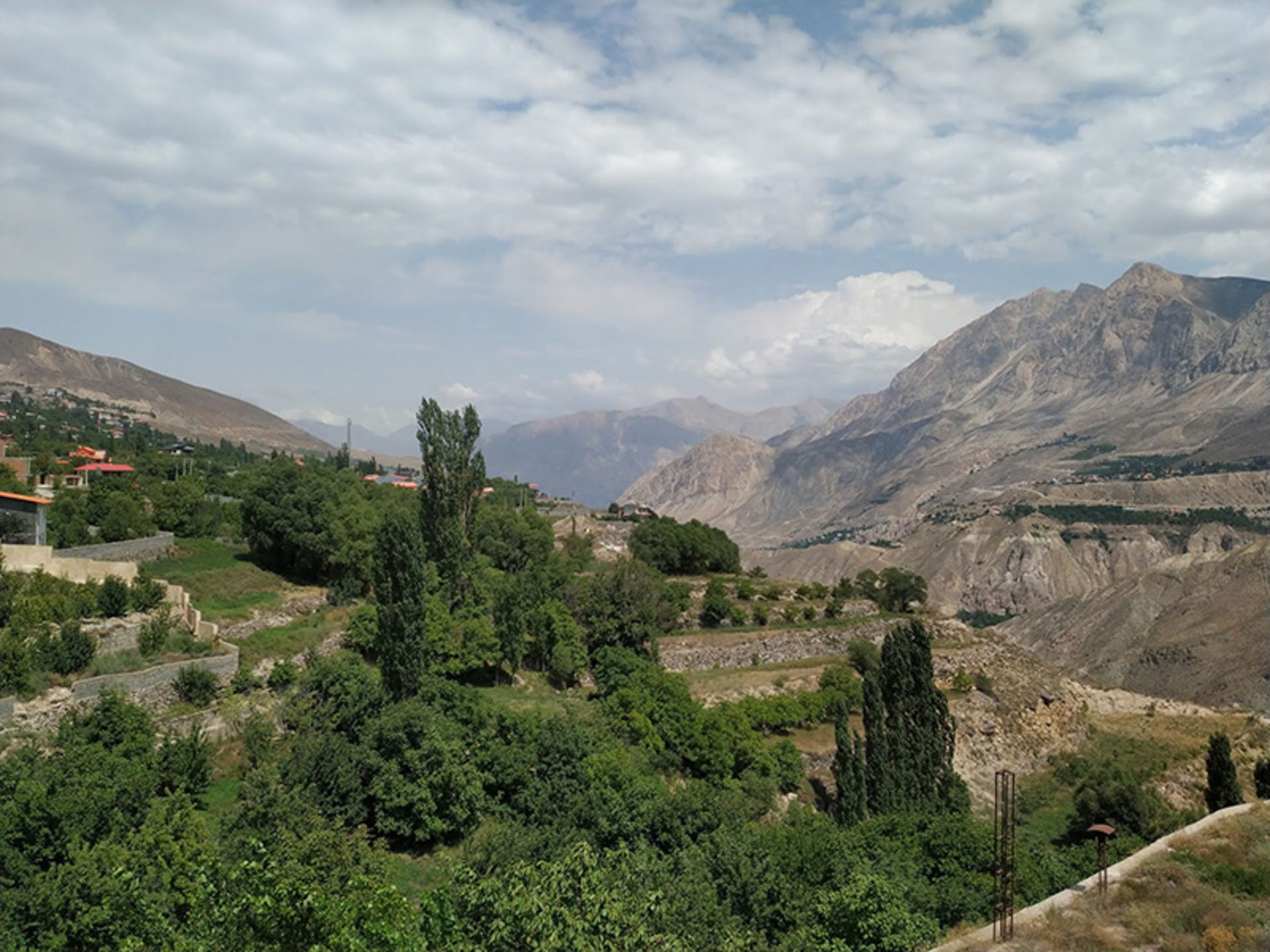 منظره سرسبز و کوهستانی رینه