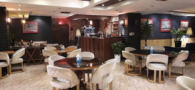 فضای داخلی کافه رستوران دوران کرج