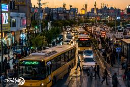 اتوبوس‌های شهری و خودروها در ترافیک خیابان‌های مشهد هنگام غروب