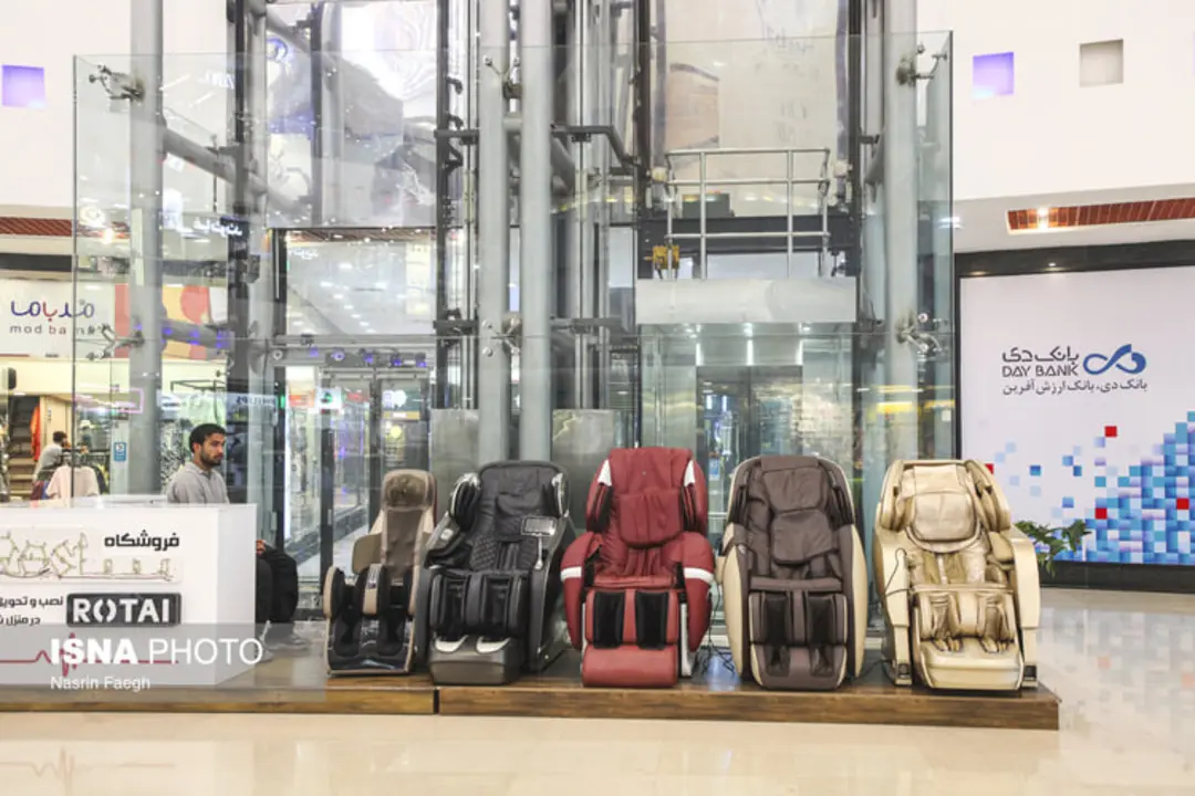 مجموعه‌ای از صندلی‌های ماساژور (Massage Chairs) در یک فضای تجاری