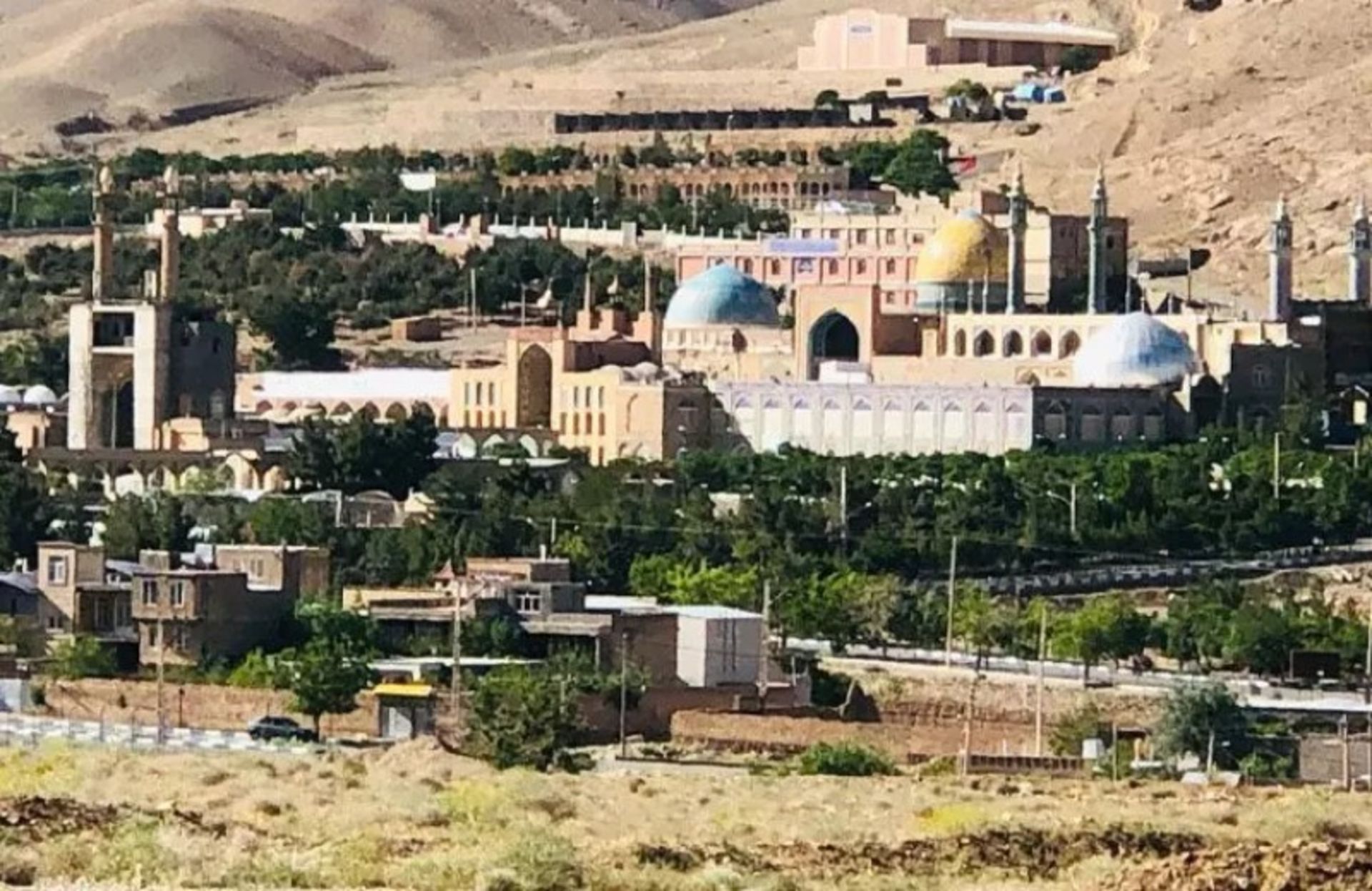 نمای دور مشهد اردهال کاشان