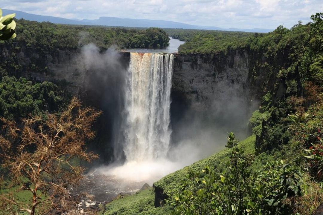 آبشار عظیم (Waterfall) در میان جنگل‌های انبوه و صخره‌های مرتفع