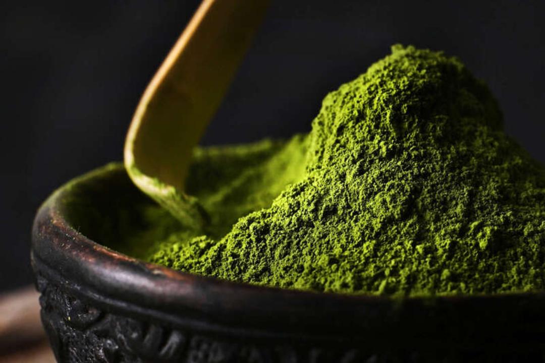 پودر چای سبز ماتچا (Matcha) در یک ظرف سنتی چوبی