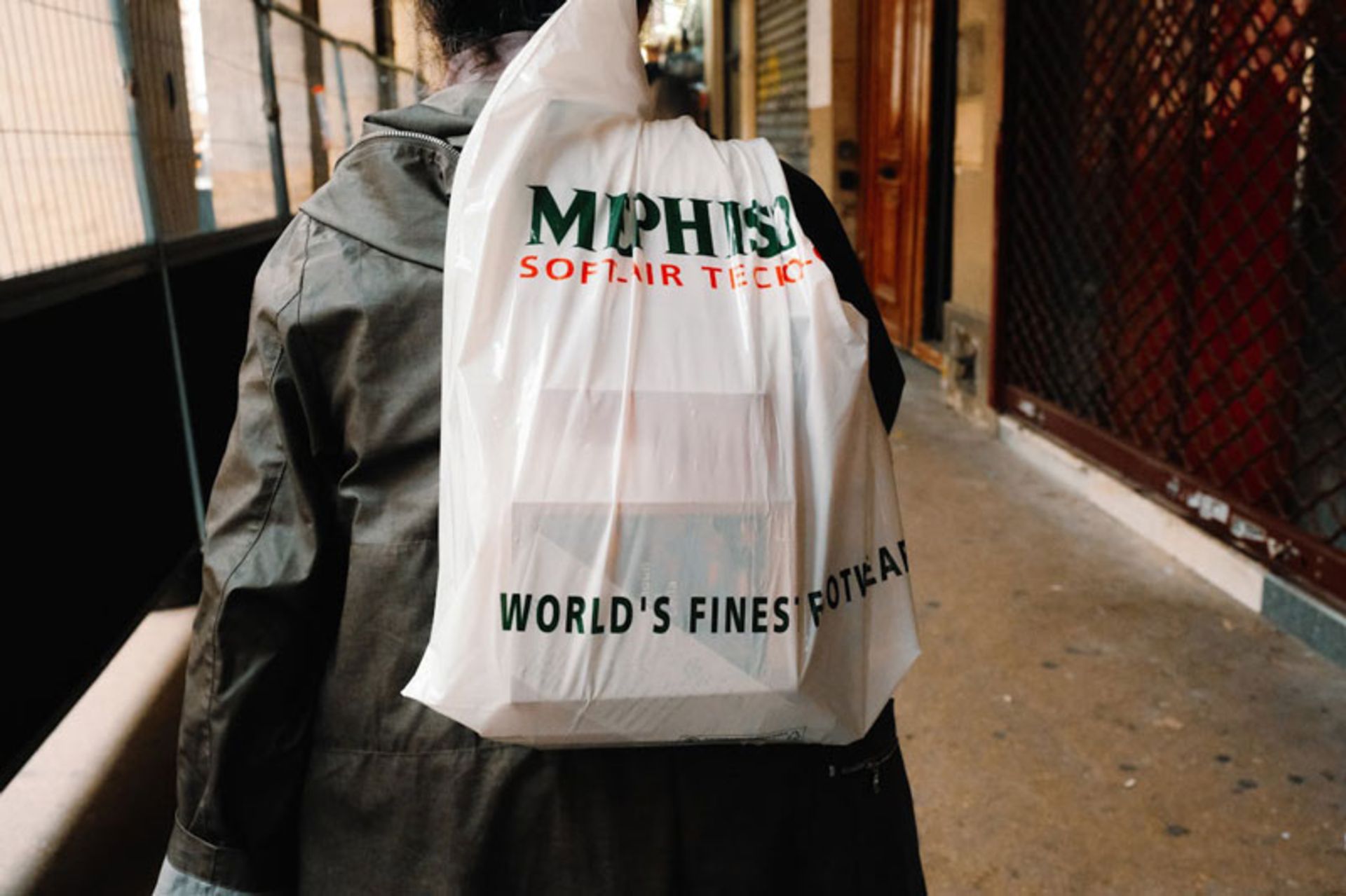 حمل کیسه پلاستیکی وسایل در محل مسکونی