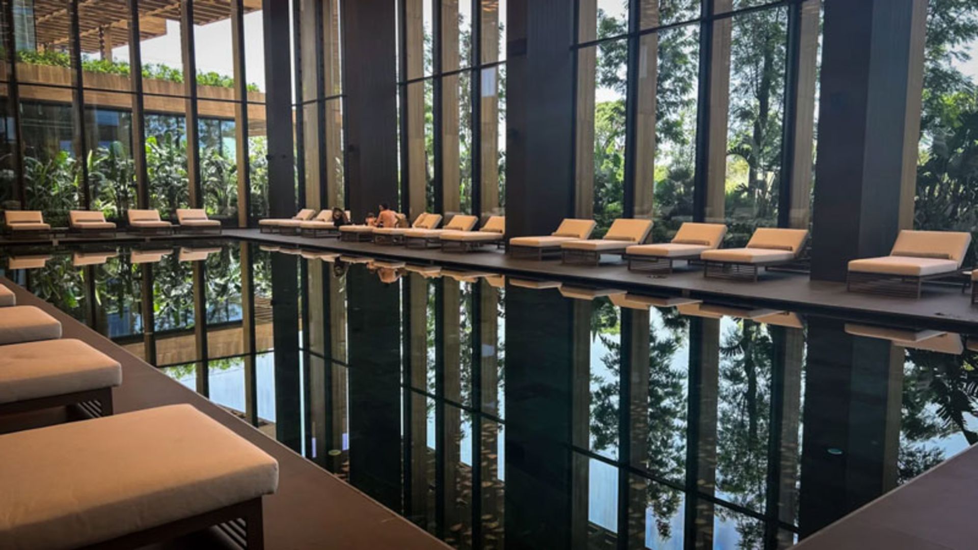 نمایی از استخر مکس رویال بدروم