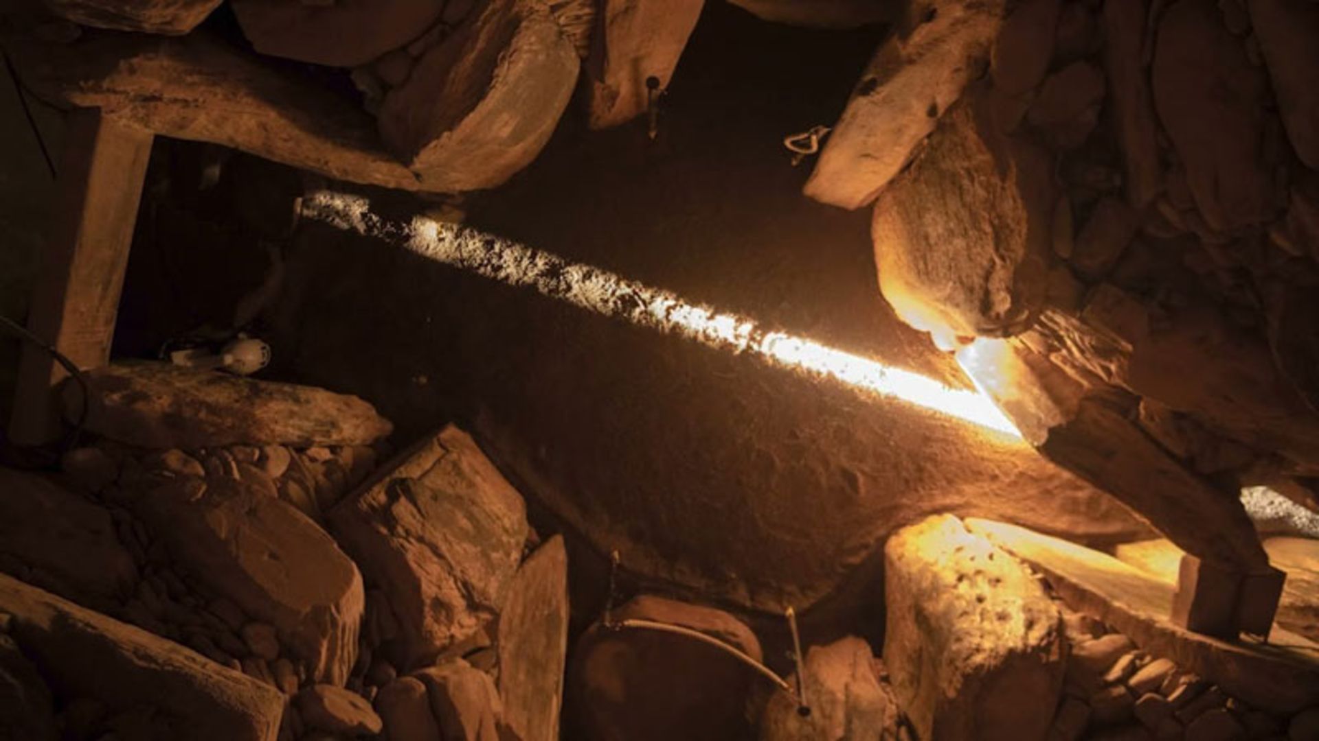 عبور باریکه نور خورشید از دریچه مخصوص مقبره نیوگرینج 