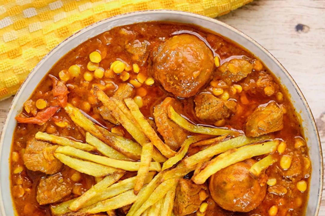 قیمه با تکه‌های سیب‌زمینی سرخ‌کرده