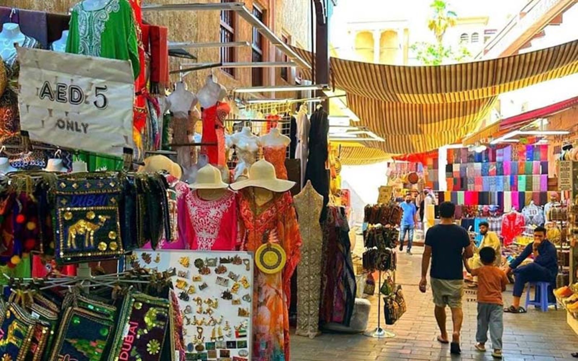 اجناس رنگارنگ در بازار مینا دبی