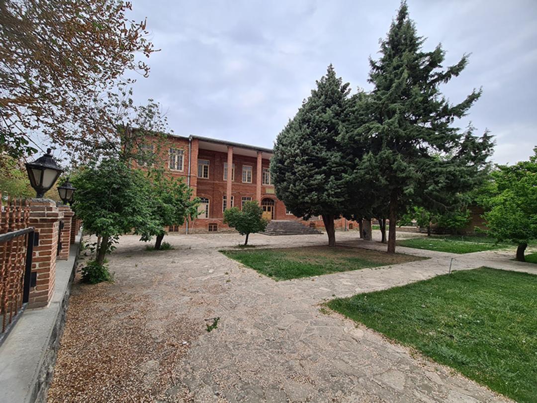 حیاط مدرسه تاریخی ۲۲ بهمن ارومیه