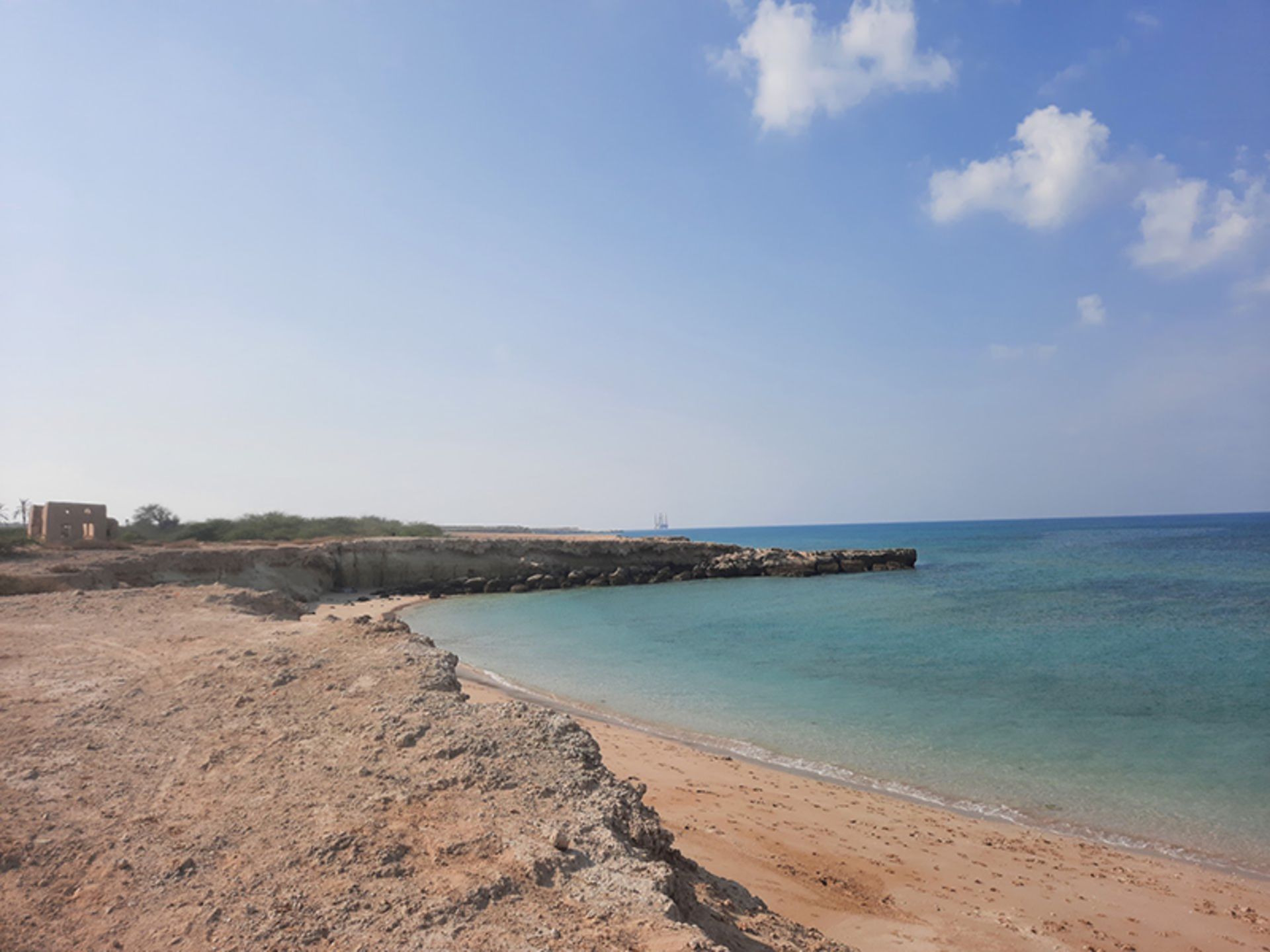 ساحل صخره ای روستای قیل جزیره هنگام