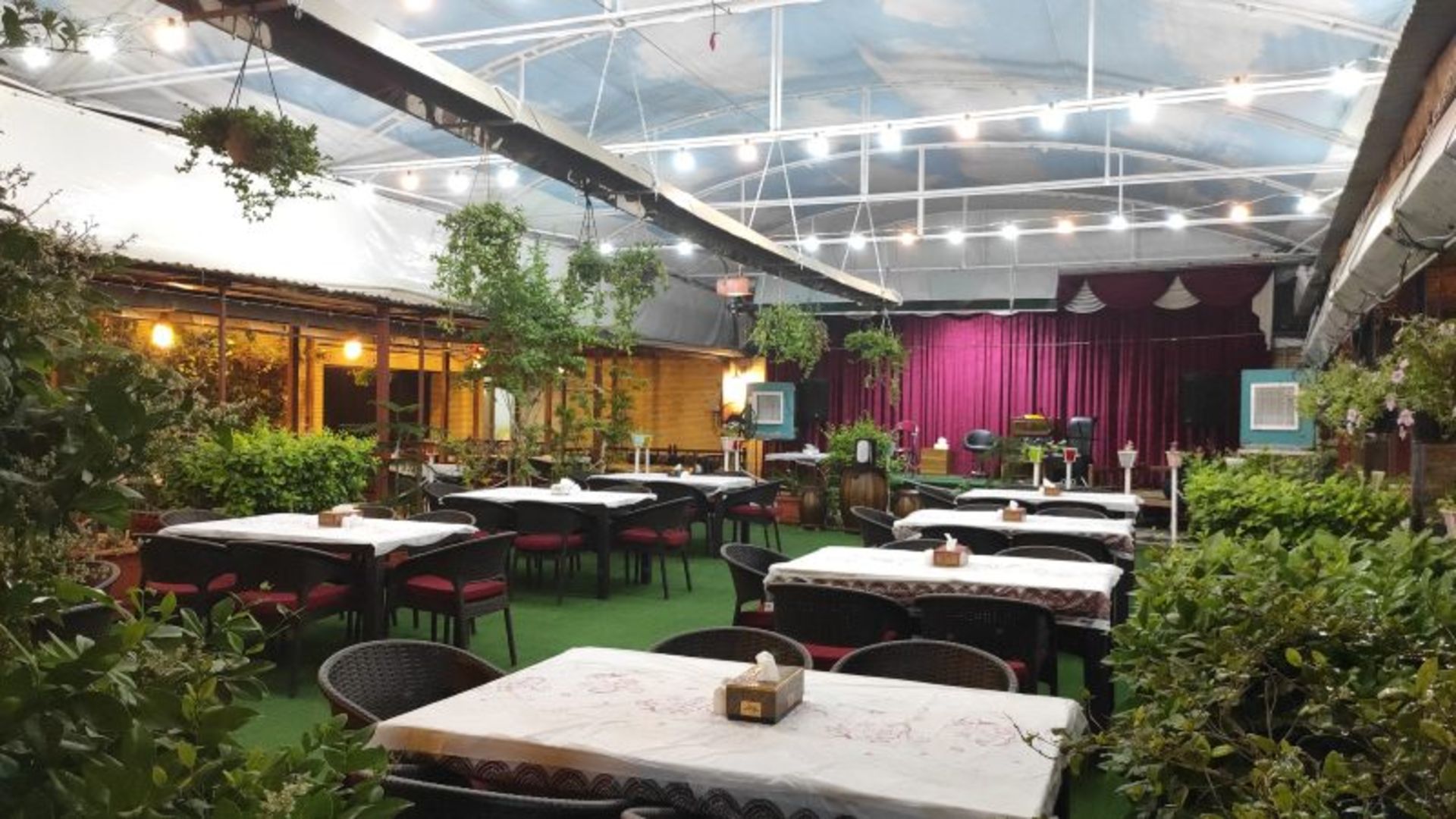 دکوراسیون سرسبز باغ رستوران شهر باران اصفهان
