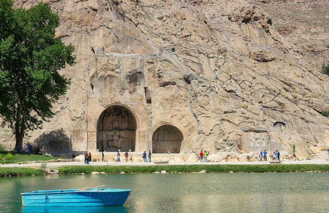 دریاچه و قایق در طاق بستان کرمانشاه