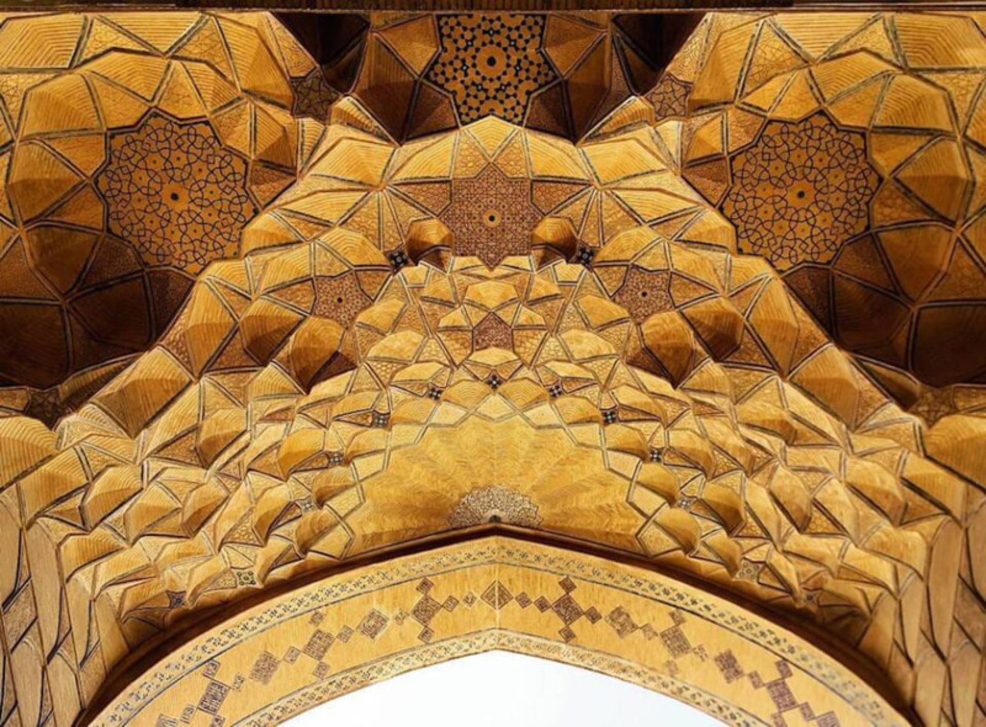 کاشیکاری طلایی گنبد مسجد جامع اصفهان