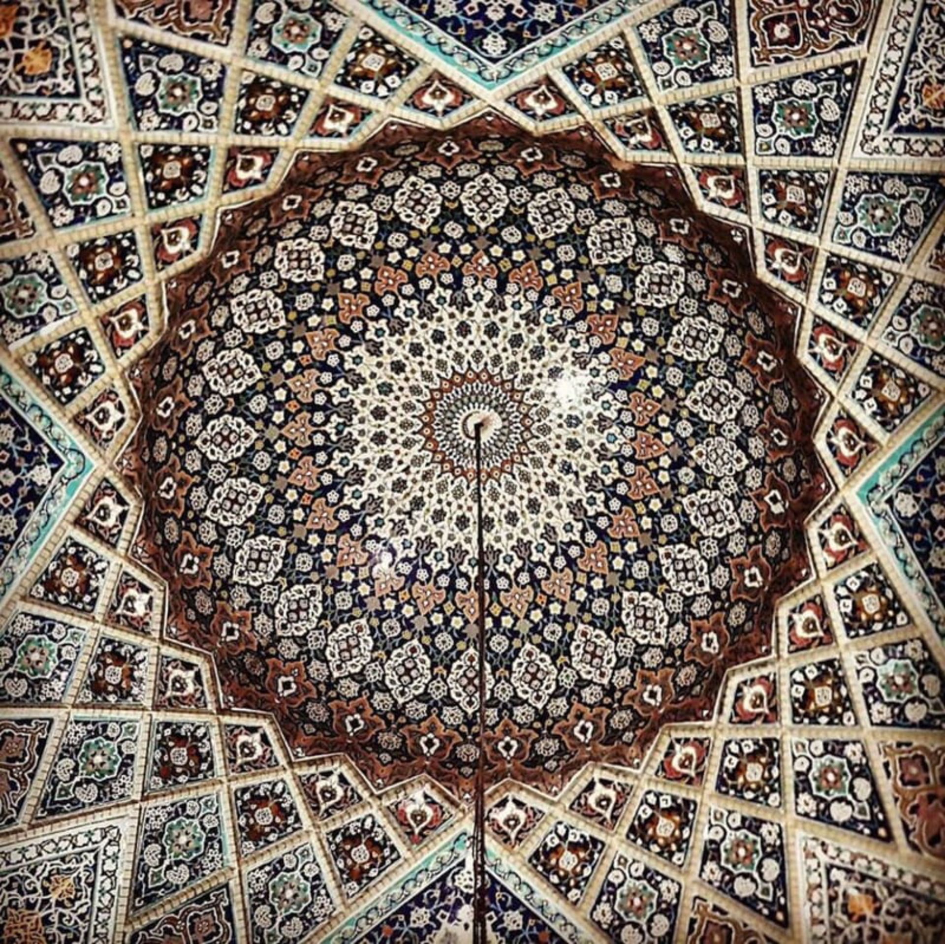 کاشیکاری حلقوی حجره‌بندی مسجد شاهچراغ در شیراز