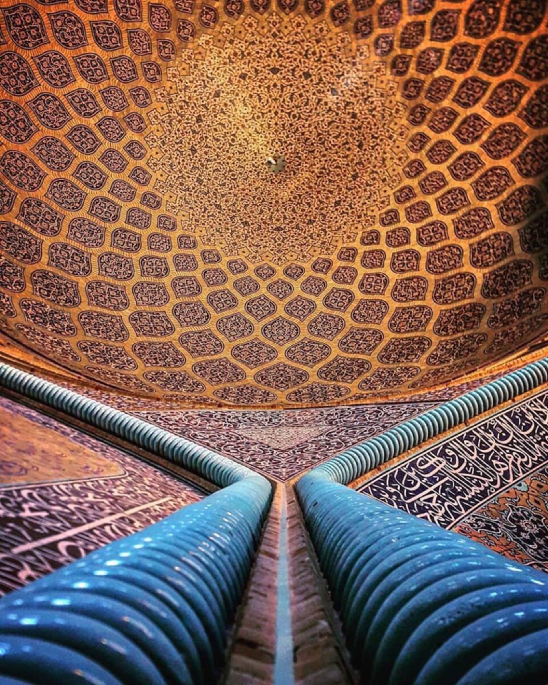 کاشی های چند رنگ مسجد شیخ لطف الله در اصفهان