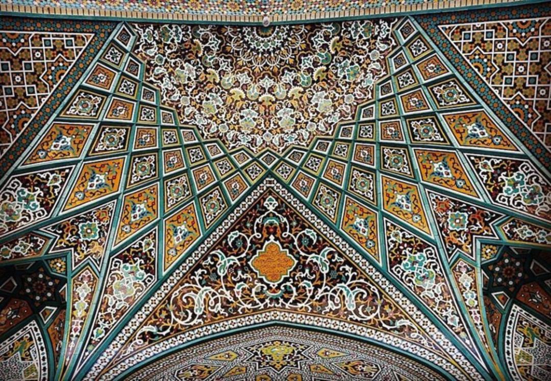 کاشیکاری رنگارنگ و هندسی حجره مسجد حضرت معصومه