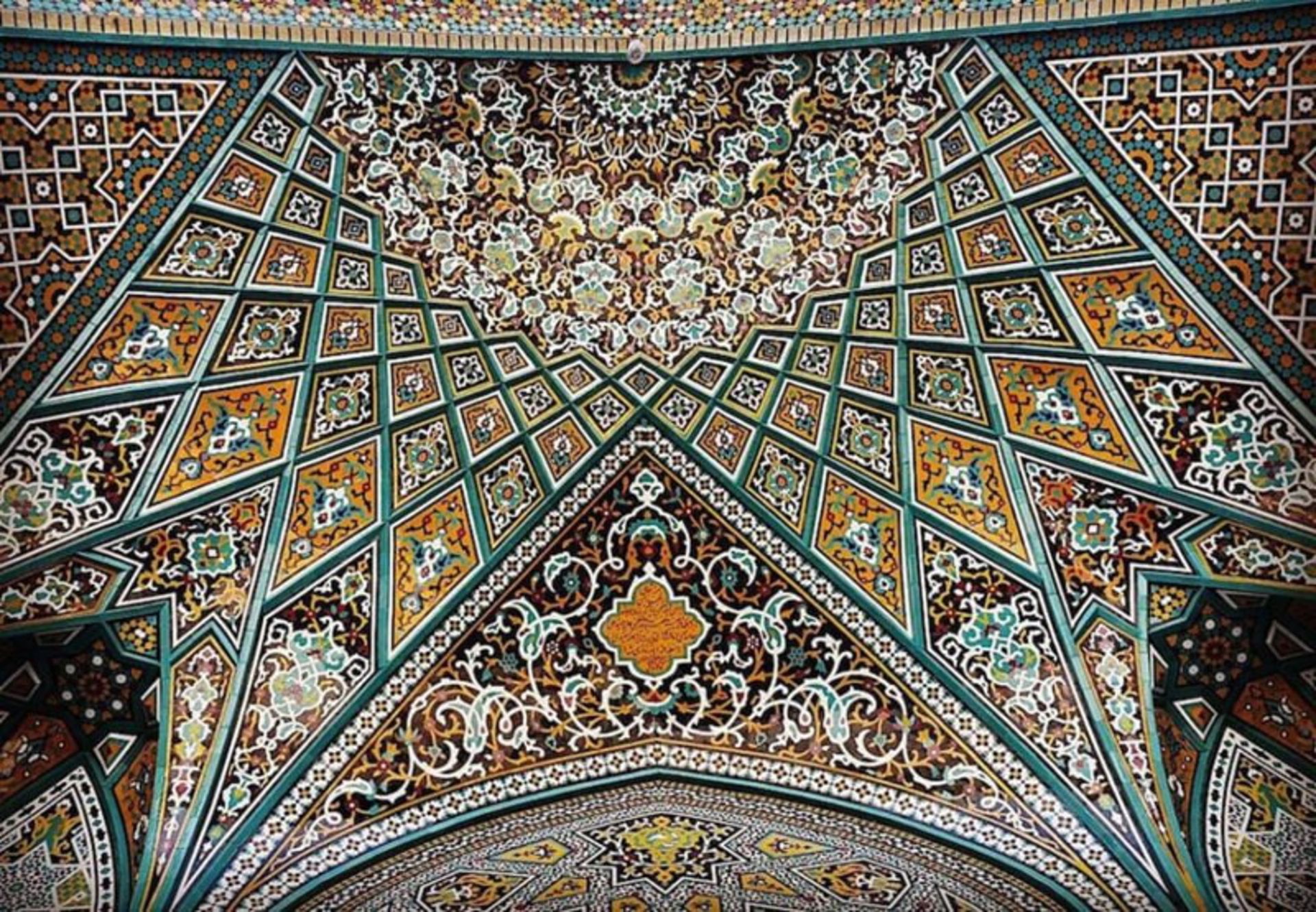 کاشیکاری رنگارنگ و هندسی حجره مسجد حضرت معصومه