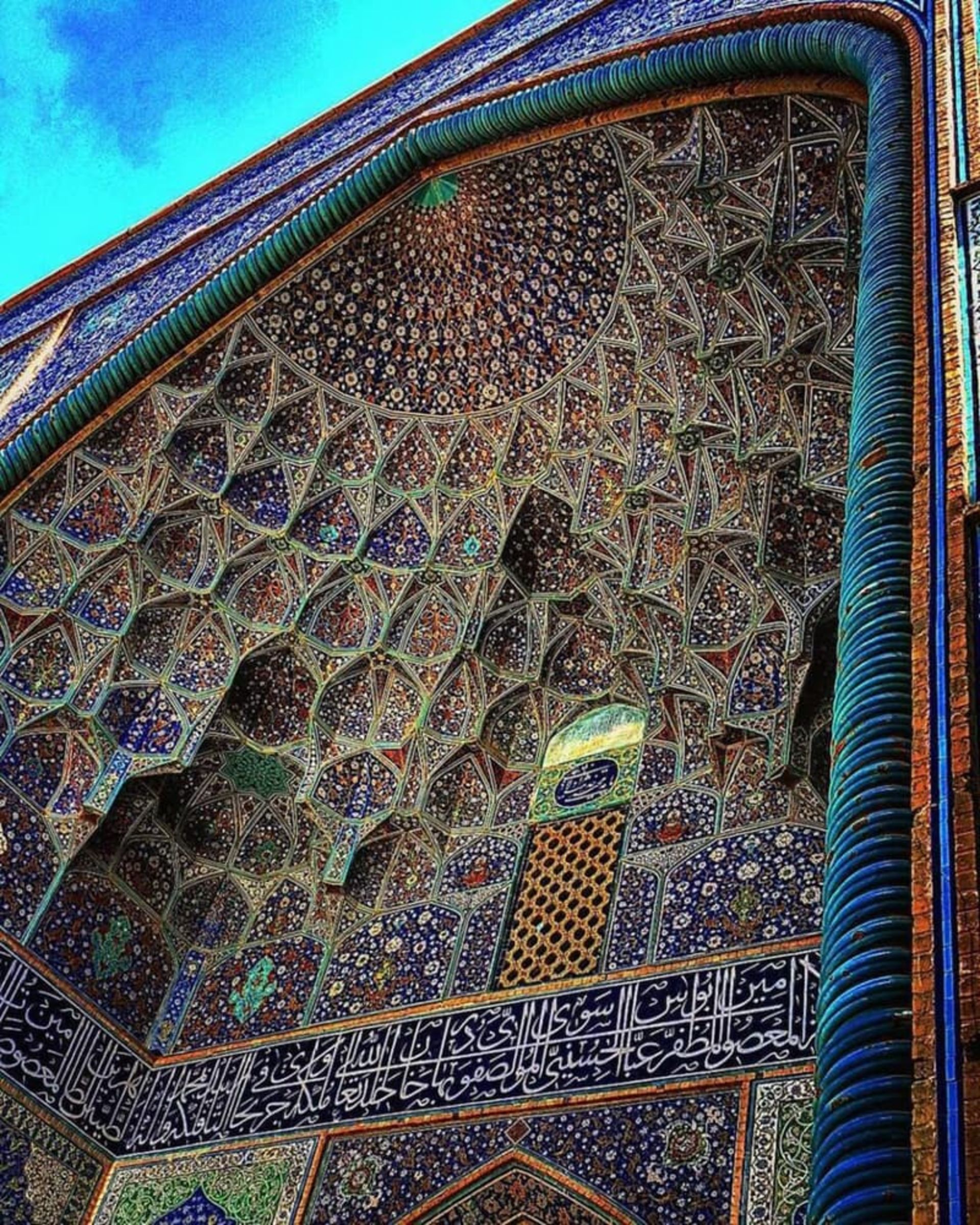 کاشیکاری و خطاطی دیواره و سقف مسجد شیخ لطف الله در اصفهان