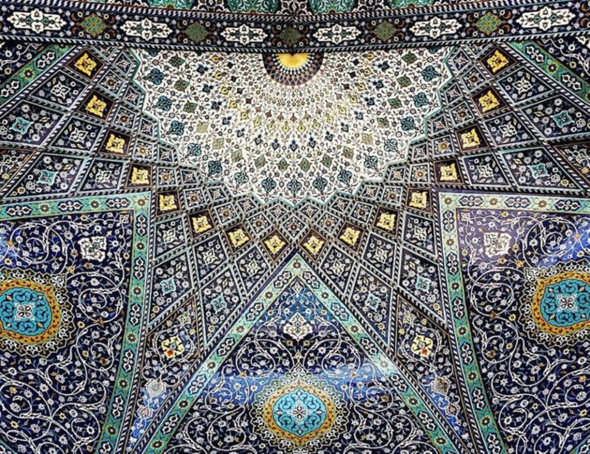 کاشیکاری رنگارنگ سقف حجره مسجد حضرت معصومه