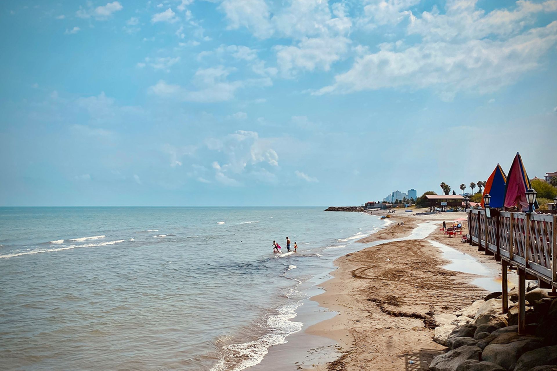 تفریح و شنای گردشگران در ساحل رامسر