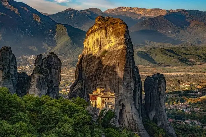 صومعه متیئورا (Meteora) بر فراز صخره‌های بلند و کوهستانی یونان
