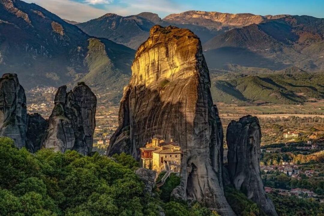 صومعه متیئورا (Meteora) بر فراز صخره‌های بلند و کوهستانی یونان