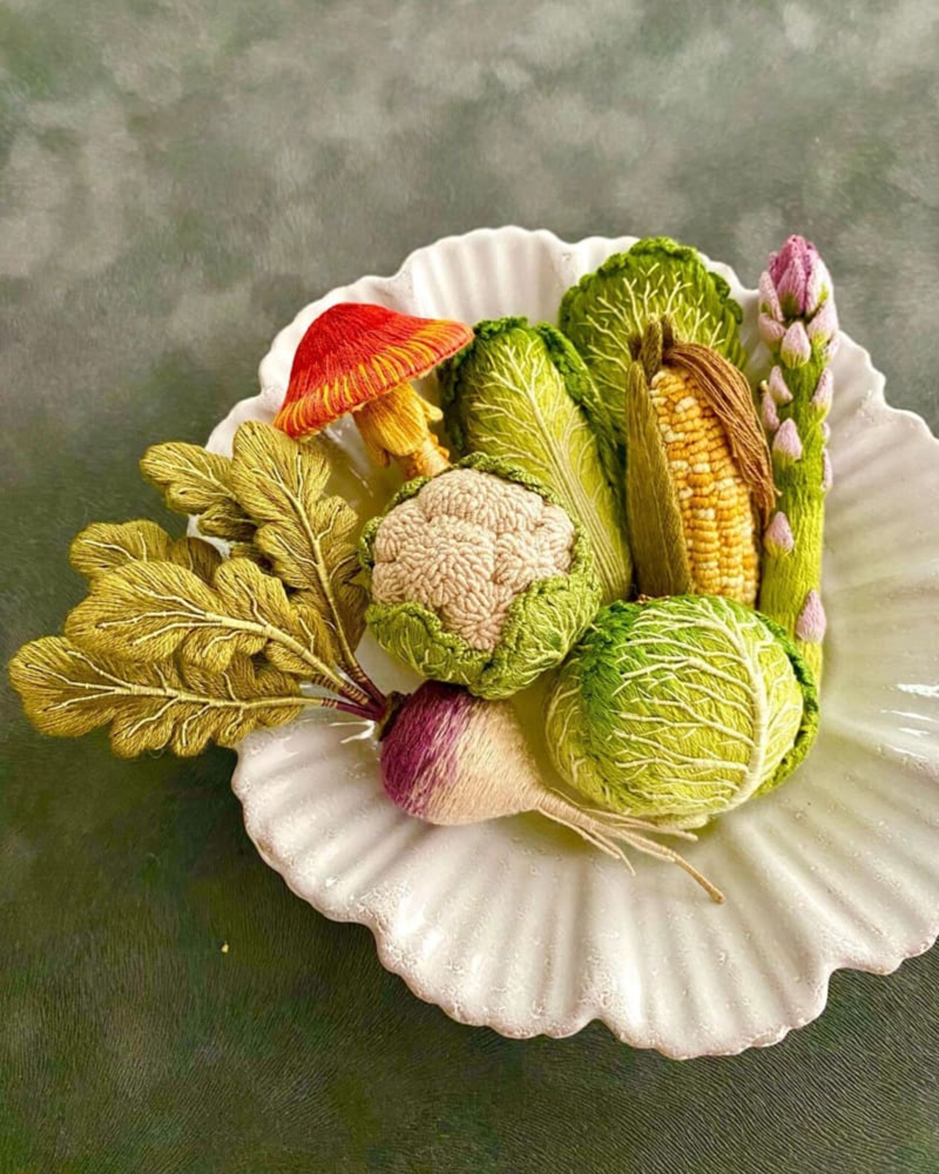 بشقاب سبزیجات گلدوزی شده
