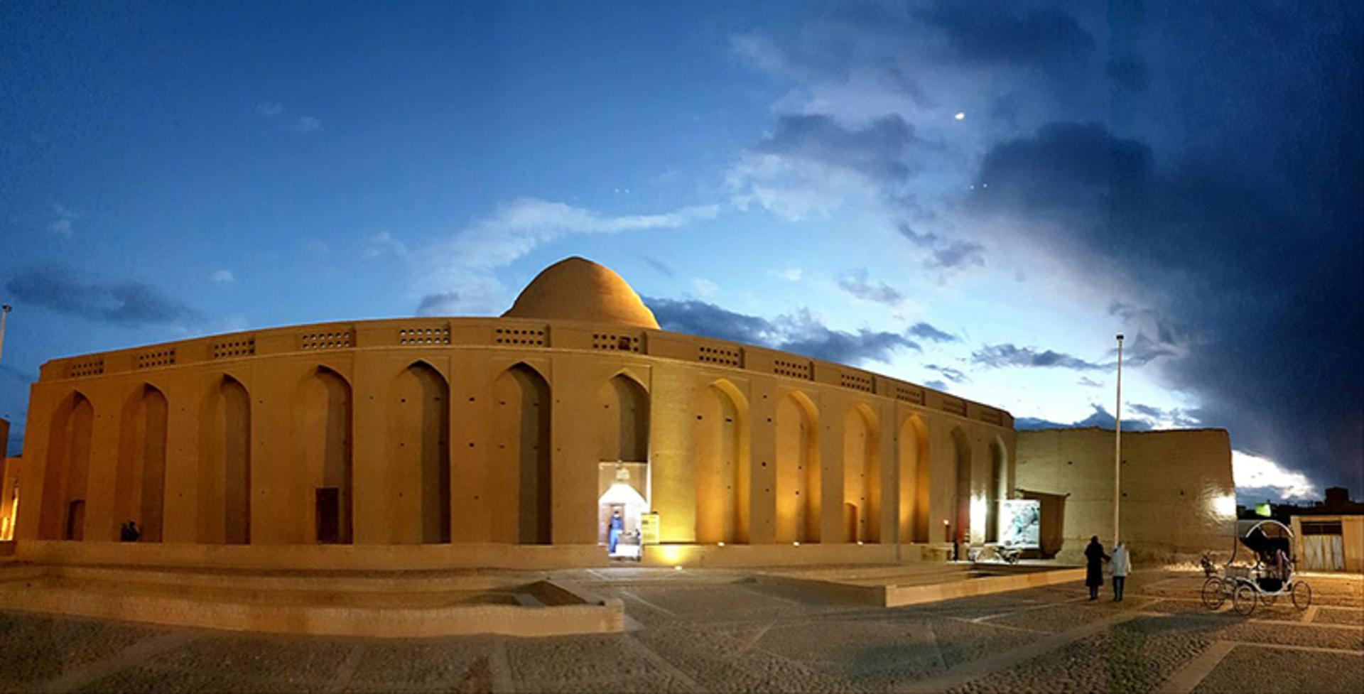 ورودی یخچال خشتی میبد یزد در شب
