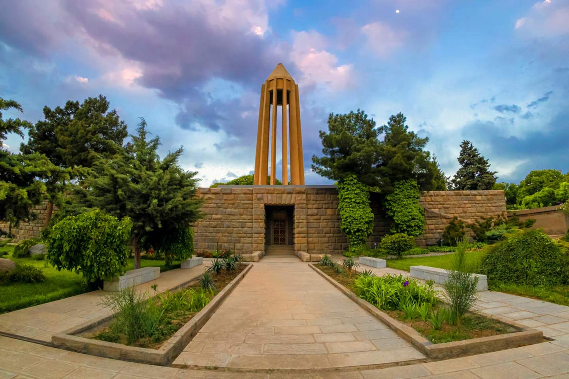 نمای بیرونی آرامگاه ابن سینا در همدان