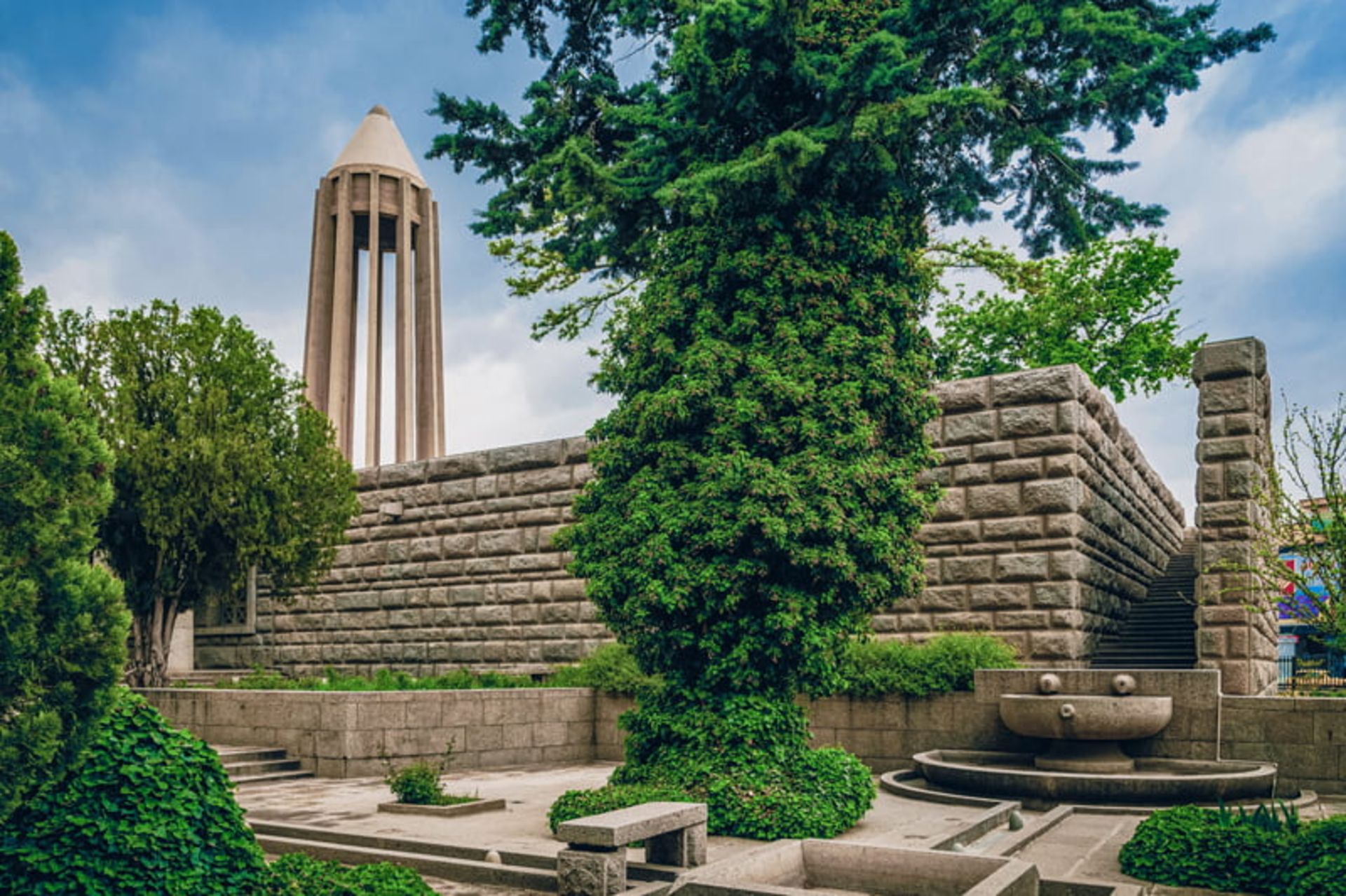 محوطه سرسبز مقبره ابن سینا